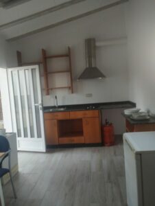 Cocina de madera con campana extractora inmobicasasbullas