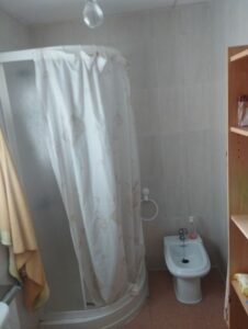 Cuarto de baño con armario marron inmobicasasbullas
