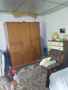 Habitacion con armario de madera inmobicasasbullas