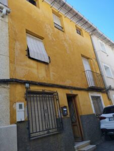 casa con fachada amarilla inmobicasasbullas