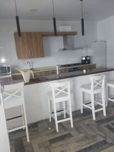 cocina moderna con detalles de madera inmobicasasbullas