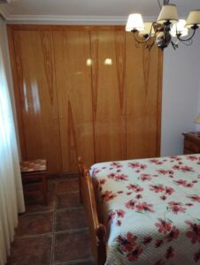 habitacion con armario de madera empotrado inmobicasasbullas
