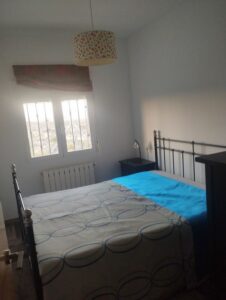 habitacion con cabecero negro