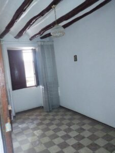 habitacion con suelo de cuadros inmobicasasbullas