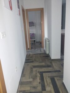 pasillo con suelo de plaqueta estilo madera inmobicasasbullas