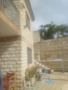 patio de la casa con escaleras inmobicasasbullas