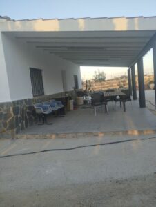 porche de la casa con techo rustico