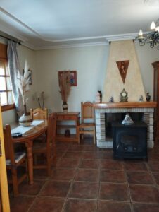 salon con chimenea de lumbre rustica inmobicasasbullas