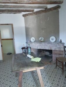 salon con chimenea inmobicasasbullas