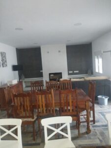 salon con mesa de madera y sillas inmobicasasbullas