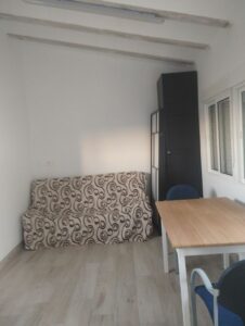 sofa con estampado y suelo de madera inmobicasasbullas