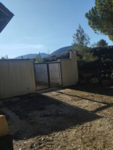 terreno con verja negra inmobicasasbullas