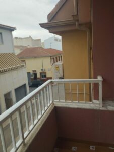 Balcon casa con barras blancas inmobicasasbullas