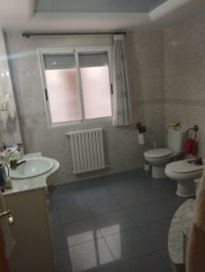 Cuarto de baño con suelo azul inmobicasasbullas