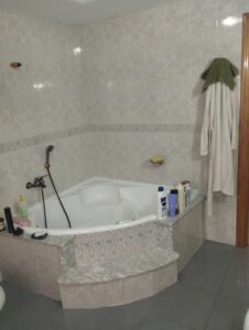 Cuarto de bañocon jacuzzi inmobicasasbullas