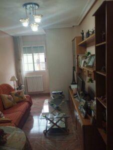 Sala con muebles de madera inmobicasasbullas