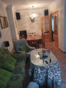 Salon comedor con mesa de madera inmobicasasbullas