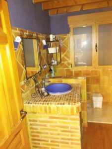 baño con detalles de madera inmobicasasbullas