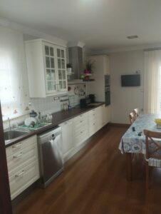 cocina con mesa de madera inmobicasasbullas