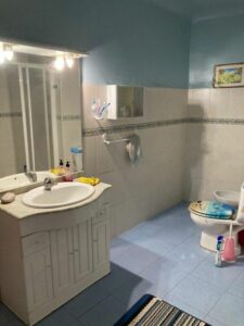 cuarto de baño con mueble blanco inmobicqasasbullas