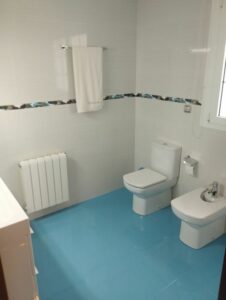 cuarto de baño con suelo azul inmobicasasbullas