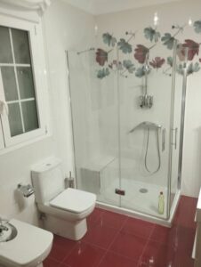 cuarto de baño con suelo rosa inmobicasasbullas