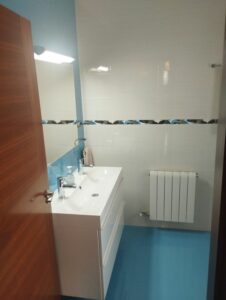 cuarto de baño mueble blanco inmobicasasbullas