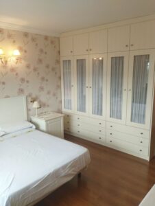 habitacion con armario de madera empotrado inmobicasasbullas