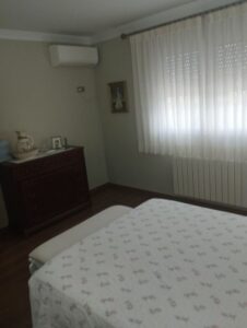 habitacion con comoda de madera inmobicasasbullas