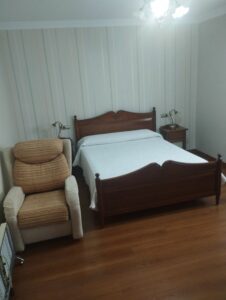 habitacion con sillon inmobicasasbullas