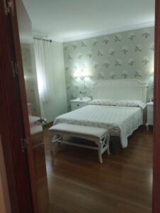 habitacion con suelo brillante inmobicasasbullas