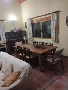 salon comedor con mesa de madera inmobicasasbullas