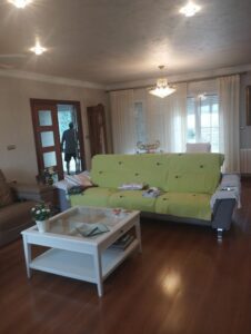 salon con mesdita cuadrada de madera blanca inmobiacasasbullas