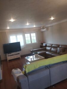 salon con sofa de piel inmobicasasbullas